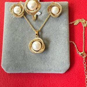 Elegant Gold and Pearl Jewelry Set